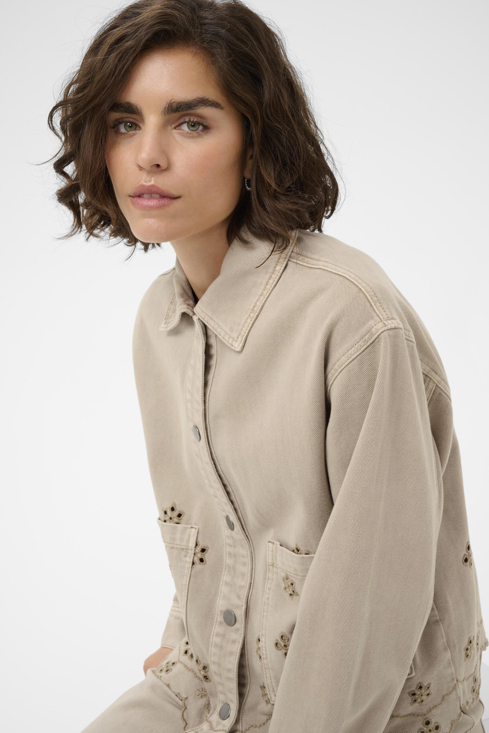Mimi Broderie Anglaise Jeansjacka - Feather Gray - Bild 7