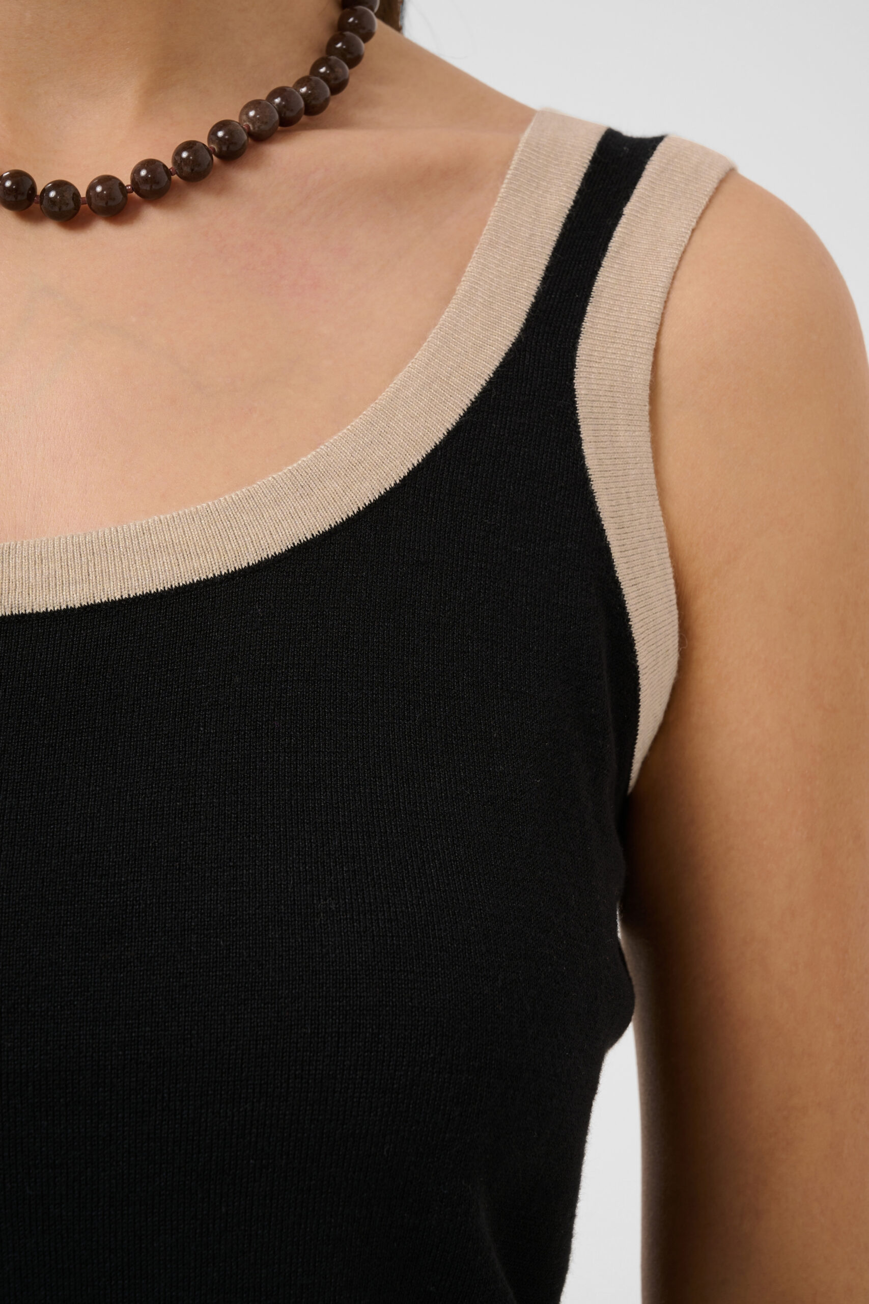 Lizza Contrast Stickad Topp - Black Deep - Bild 3