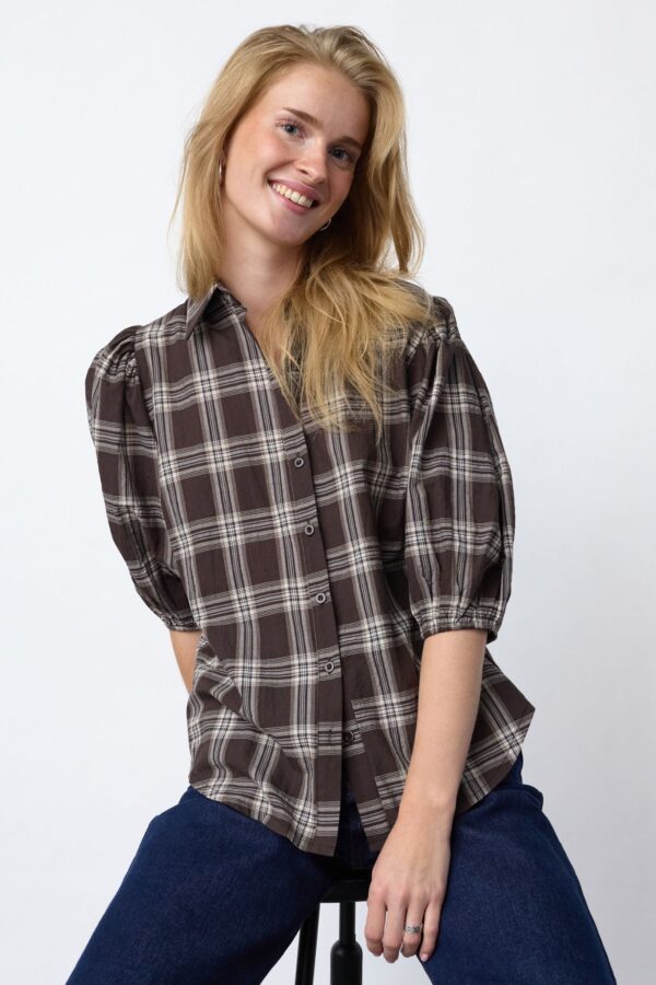 Ella SS Skjortblus – Brown Check